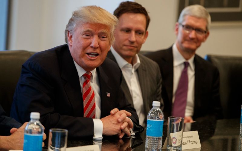 Donald Trump dice que Tim Cook no descarta mover la producción de Apple a Estados Unidos